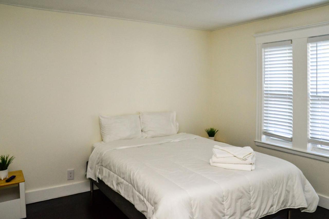 Modern Two Bedroom Condo - Boston Stoneham Exterior photo