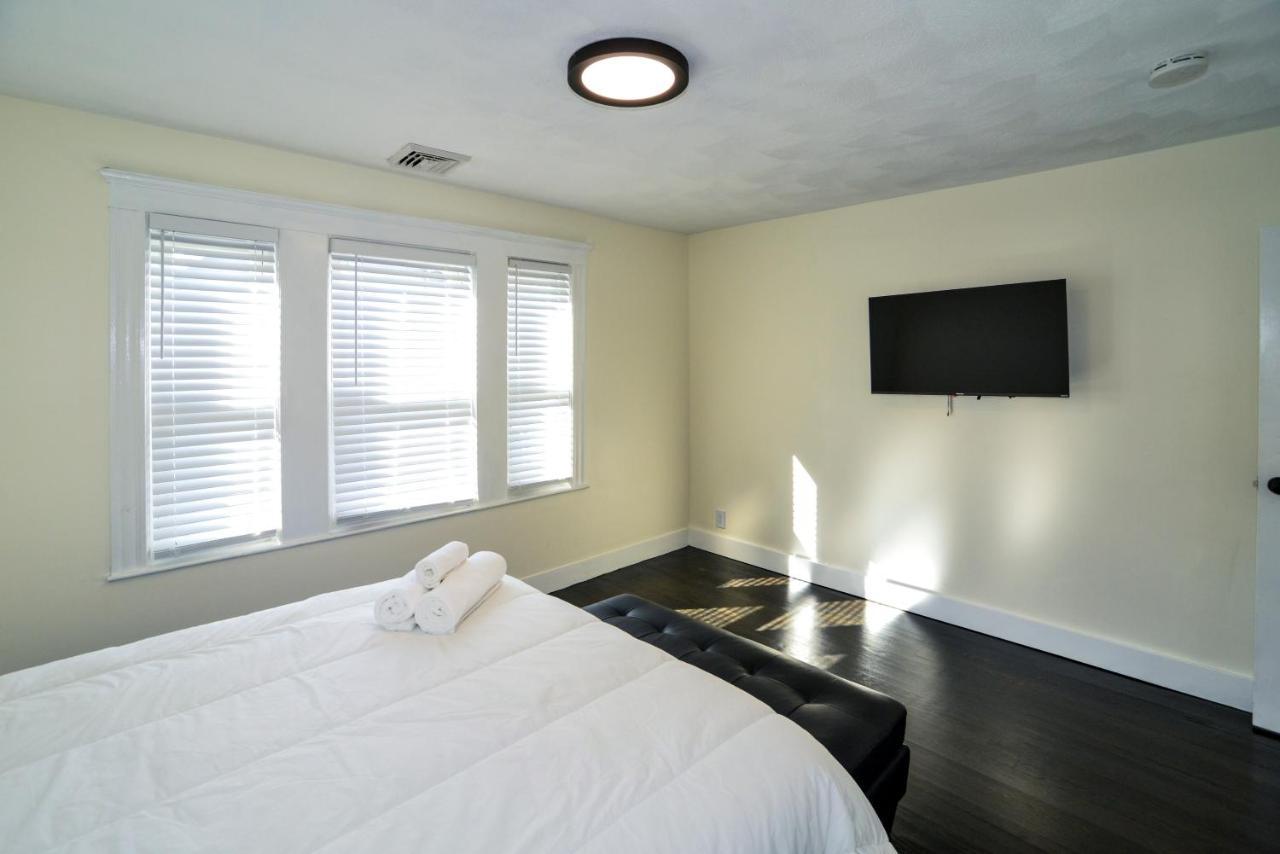 Modern Two Bedroom Condo - Boston Stoneham Exterior photo